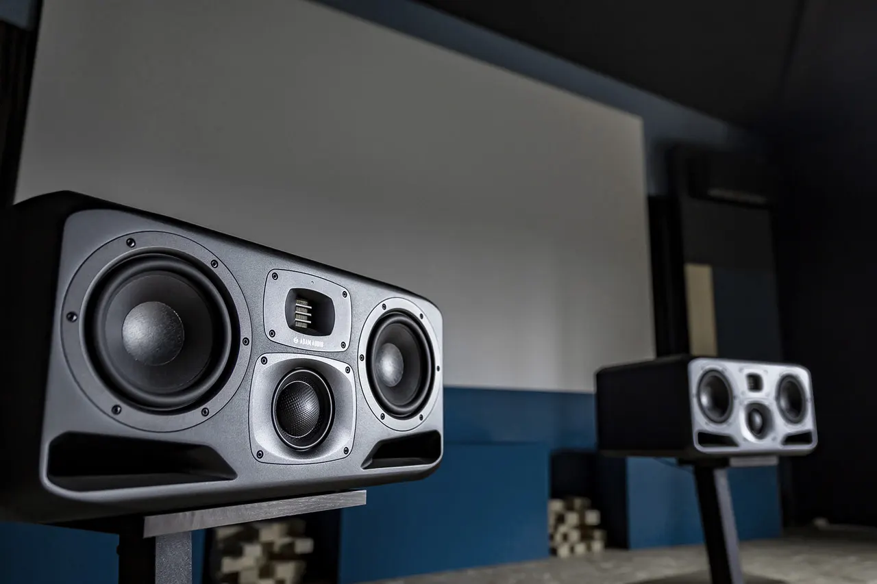 Enceintes Adam Audio S3H dans la cabine de mixage du Studio d'Estrade