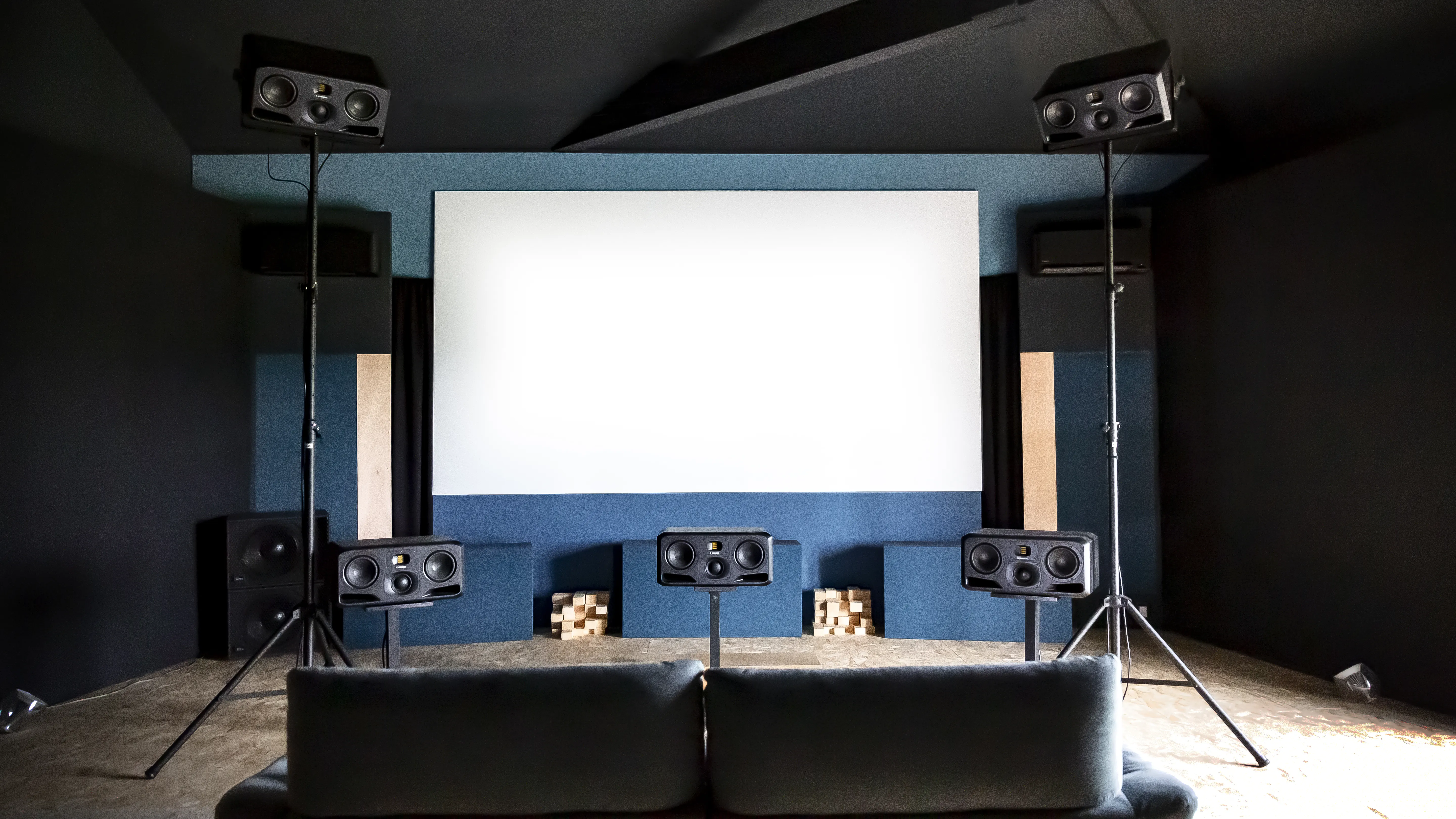 Cabine de mixage certifiée Dolby Atmos du Studio d'Estrade, écran 4m et enceintes Adam Audio S3H